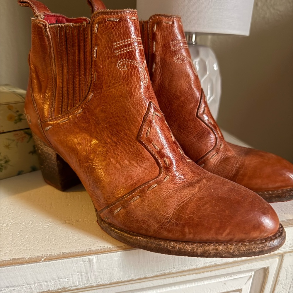 Bedstu Booties Size 8 Cognac Rustic